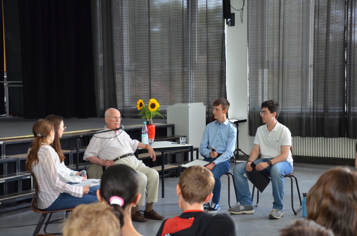 Schüler von heute befragen Schüler von damals. Hier in unserer Aula als Abschluss unsere Projekts mit dem rbb